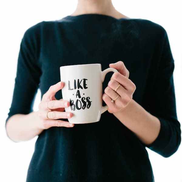 Buste de femme tenant une tasse